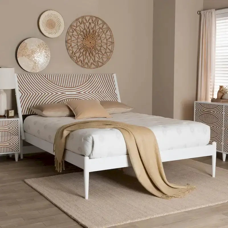 Cama de plataforma blanca / marrón natural con cabecero tallado, Queen y King
