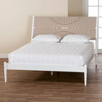Cama de plataforma blanca / marrón natural con cabecero tallado, Queen y King
